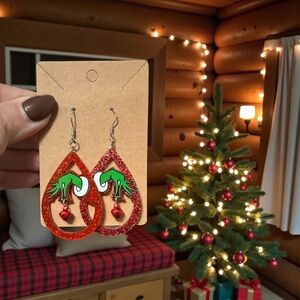 🦄 Grinch Teardrop Earrings!